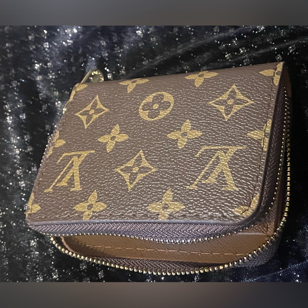 LVee logo monogram zip wallet to match your ur bag or purse or crossbody 💕💕🔥🔥🔥